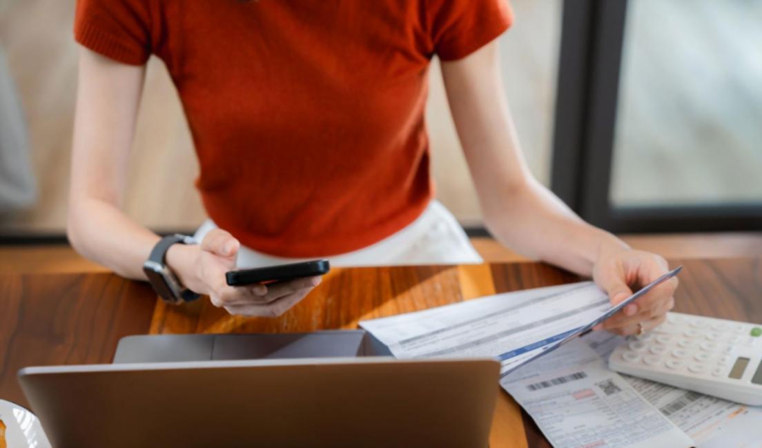 Espacio de trabajo profesional con documentos de planificación presupuestaria