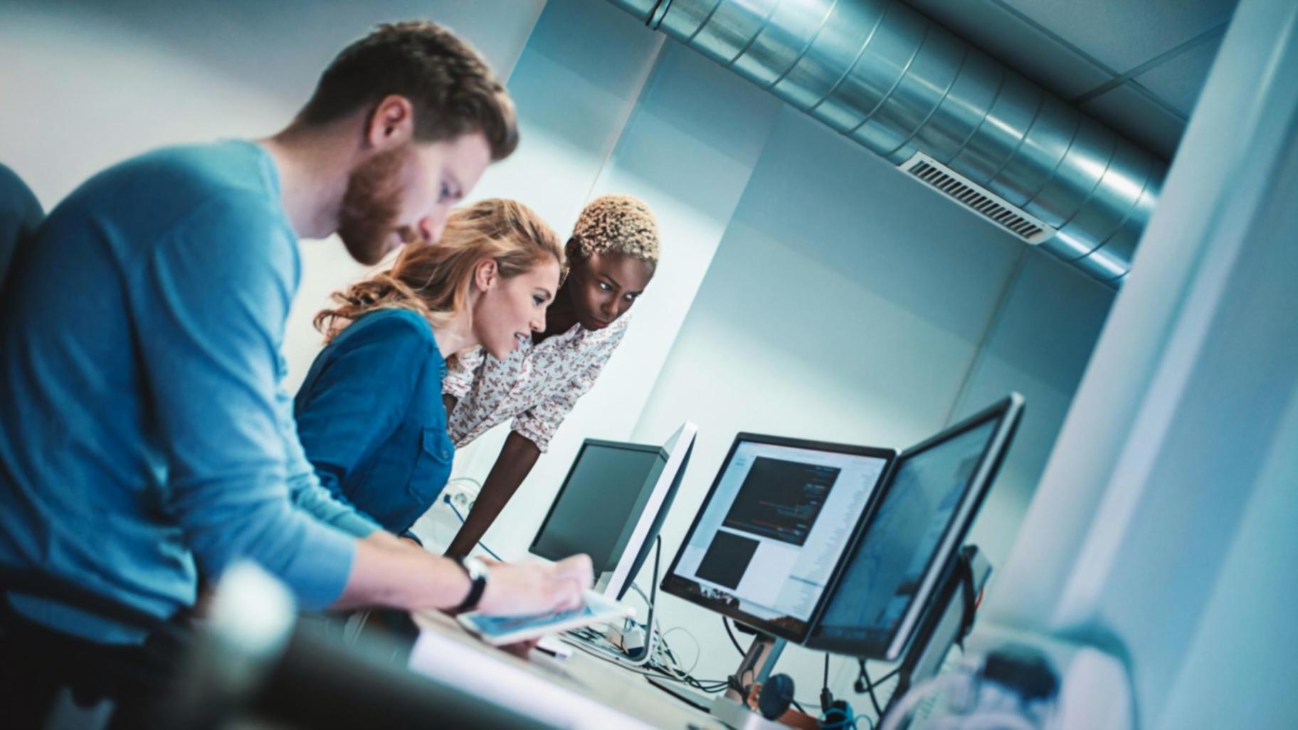 Participantes trabajando en ejercicios prácticos durante un taller