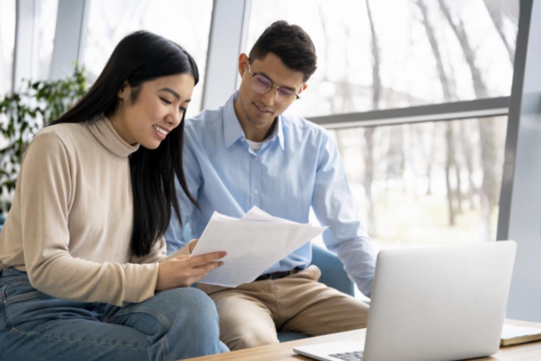 Participante trabajando en ejercicios individuales de presupuestación