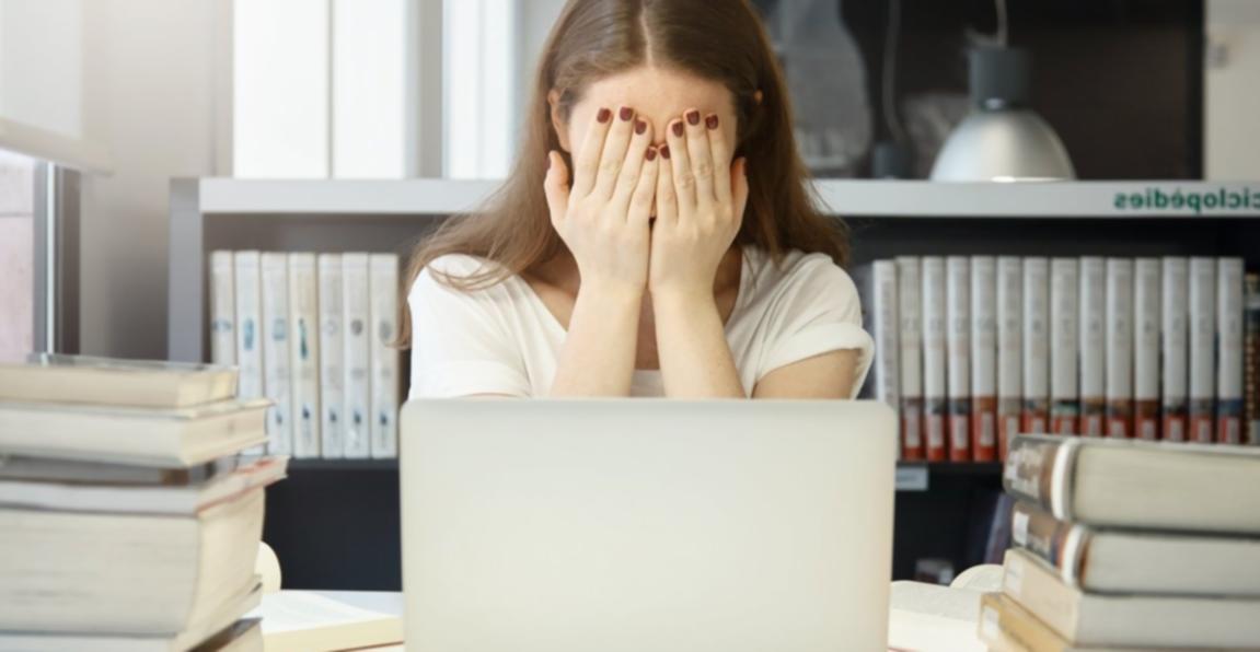 Estudiantes analizando distribución de recursos en proyecto colaborativo