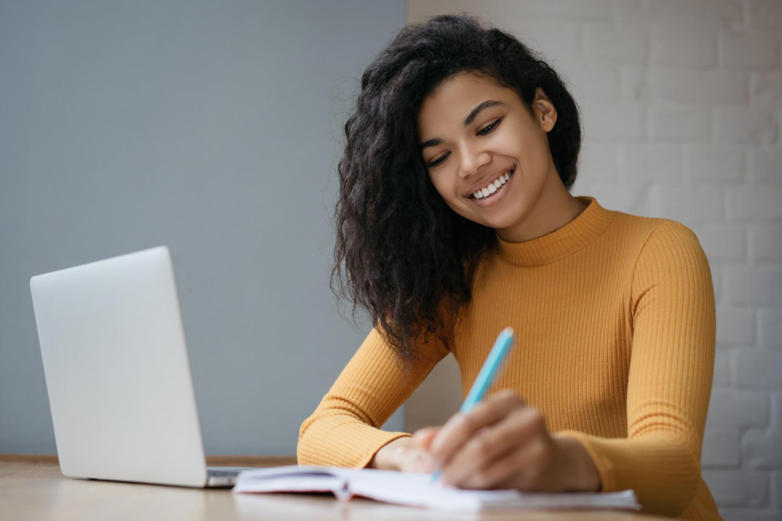 Trabajo en equipo durante ejercicio de planificación financiera