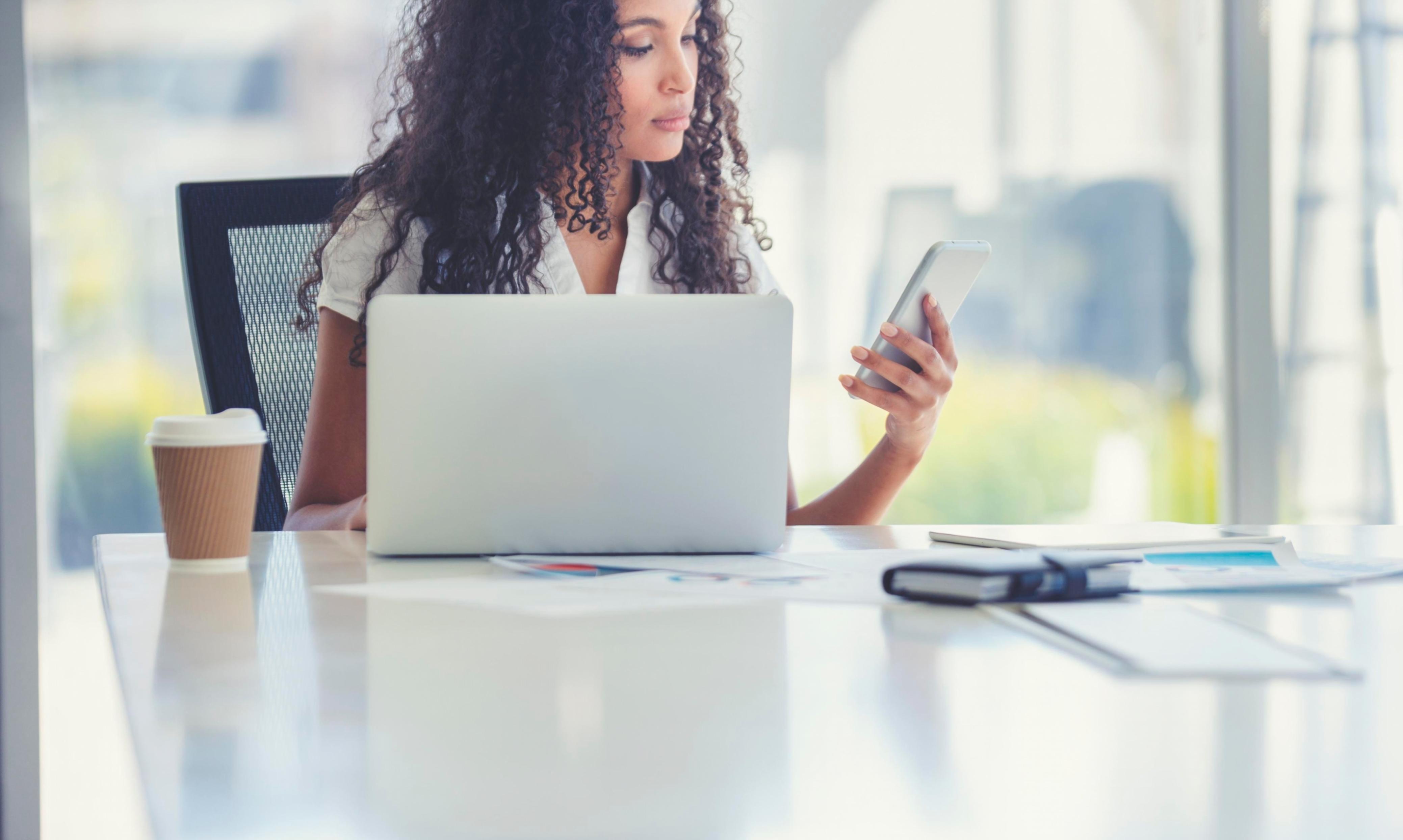 Sesión de trabajo colaborativo entre participantes del taller